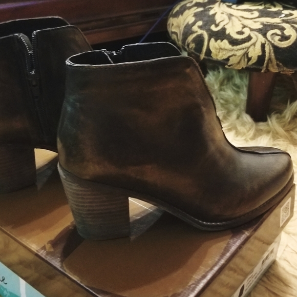 NEW BOOTIES! BLACK/GOLD - Picture 3 of 3